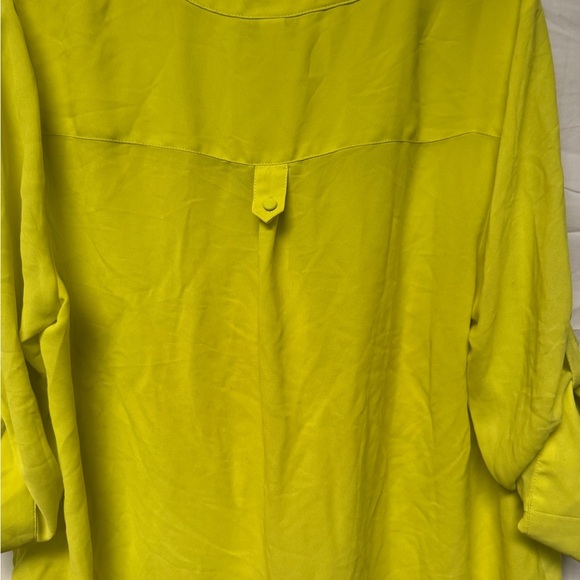 Torrid Blouse Top Womens Size 2 Yellow Roll Tab Sleeve Pockets V Neck Pullover - Picture 5 of 5